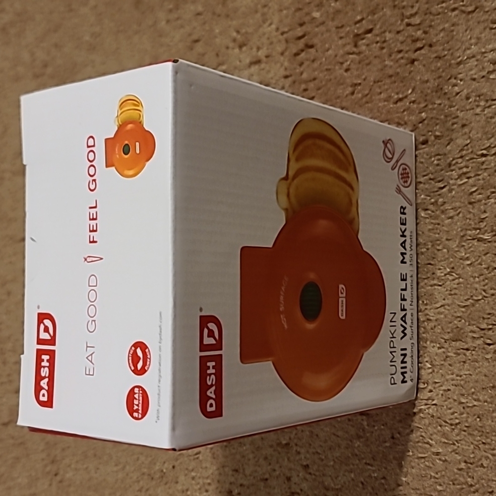 Dash mini waffle maker +free gift with purchase